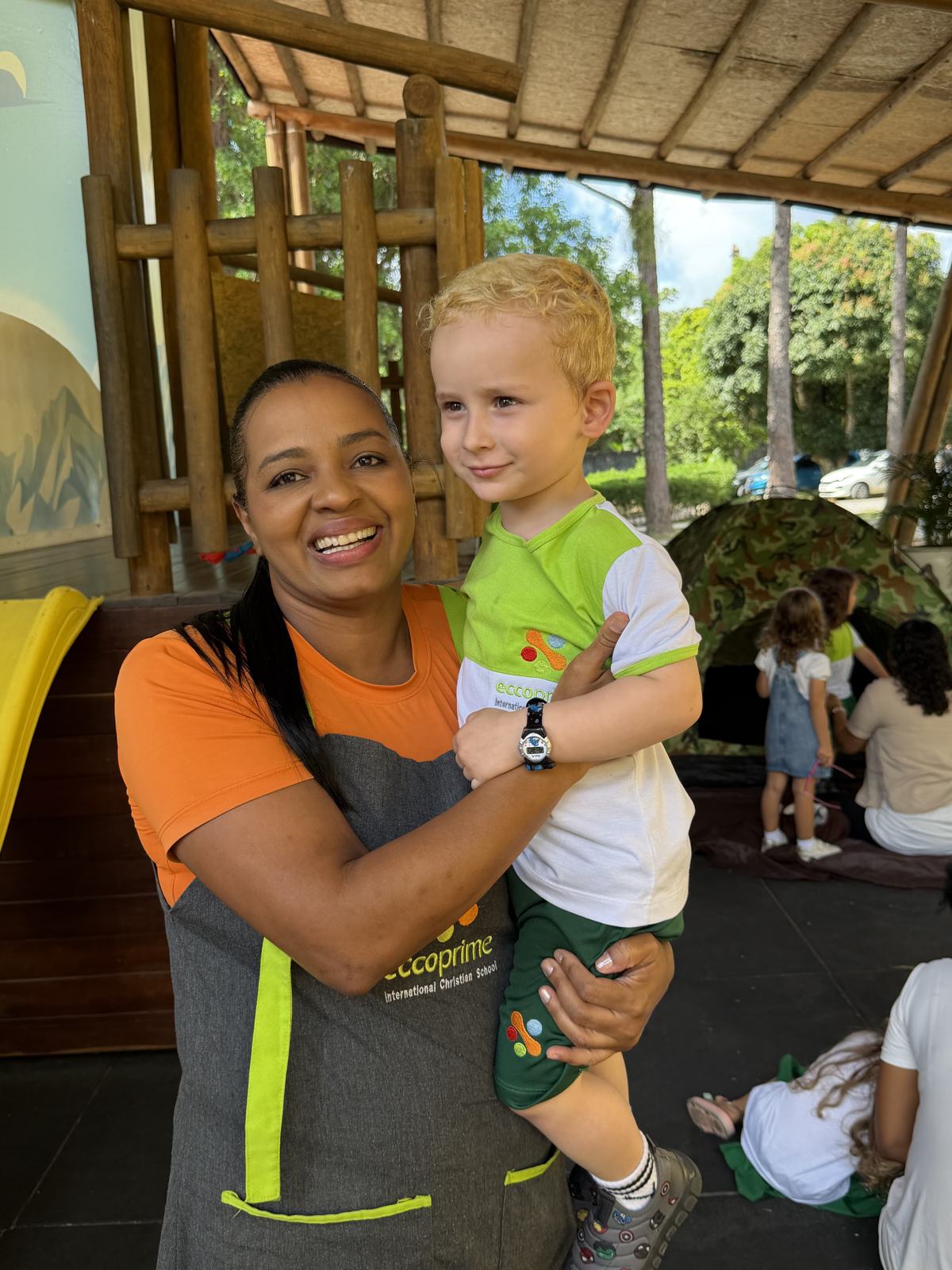 Professora abraça um aluno do Kindergarten