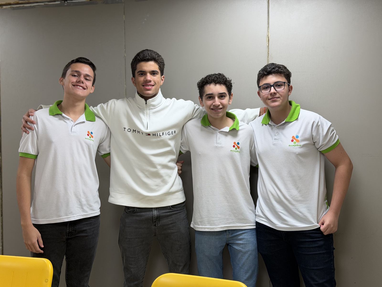 Quatro alunos do Ensino Médio sorrindo, lado a lado