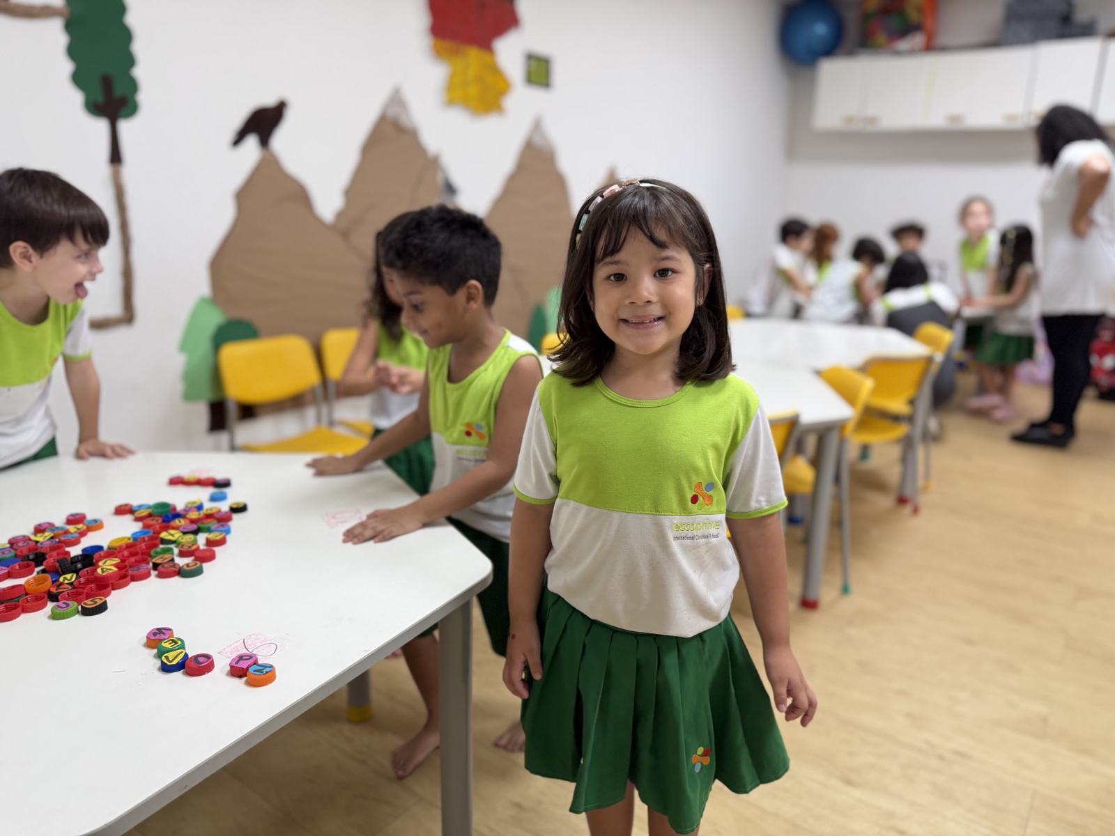 Menina em sala de aula